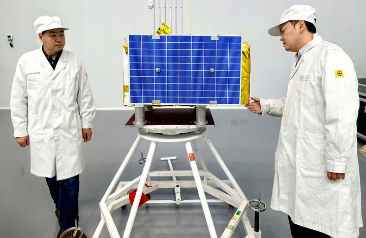 衛星模型について説明を行う賽徳雷特の技術専門家（2024年10月23日撮影・蘇暁洲）。